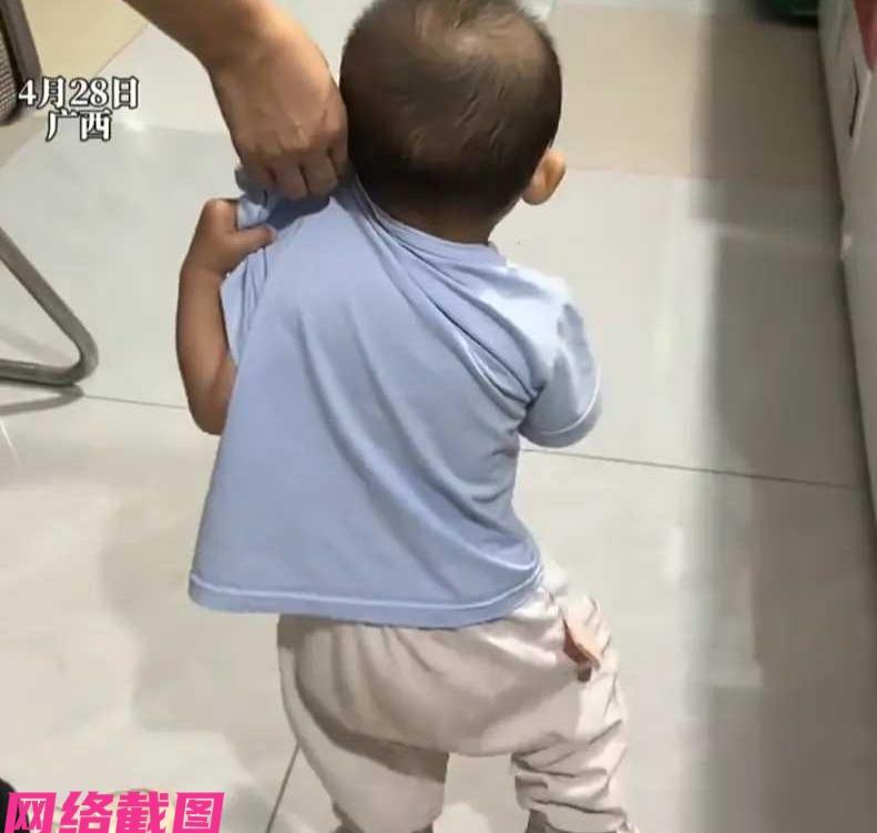 广西有位小宝宝在家里慢慢学着走路，但还是有跌跌撞撞的样子，在后面的家长顺手给孩子
