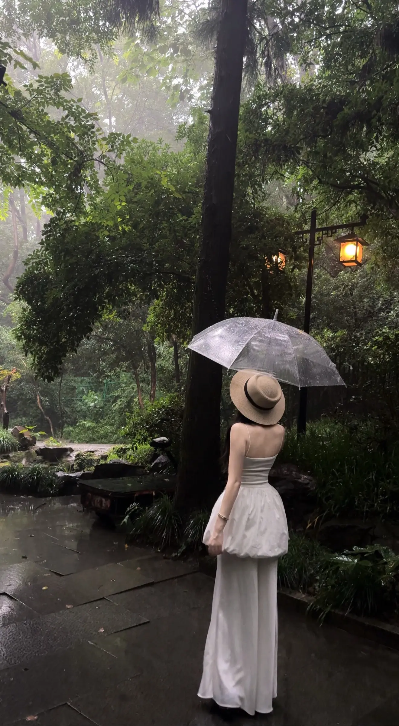 我本想等雨停后就去找你 哪知道这场雨连绵不绝 生锈的感情又逢下雨天