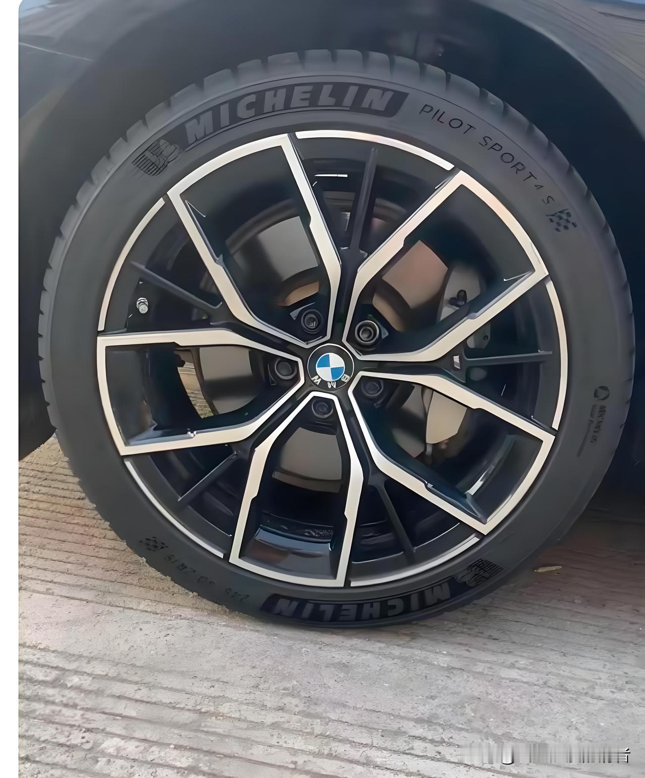 上周去修车，跑了 7 年的轮胎被师傅劝换
说超过 5 年就该换，还拿安全说事。我