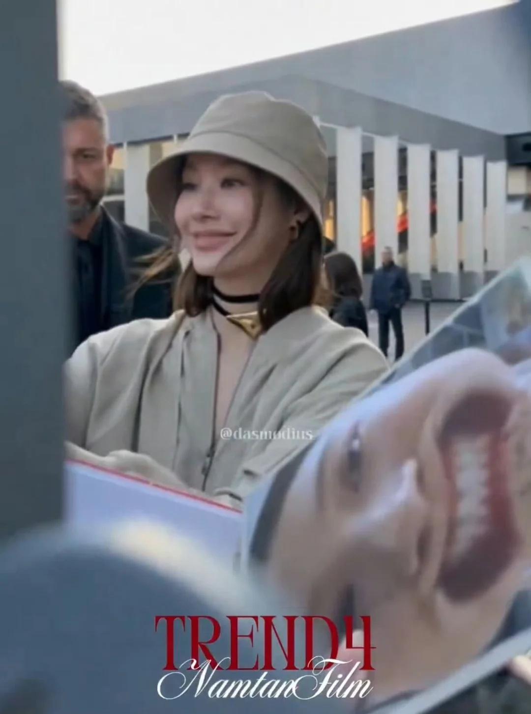 Namtan脾气这么好吗
谁懂在米兰时装周签名时看到这张照片的救赎感啊哈哈哈哈哈