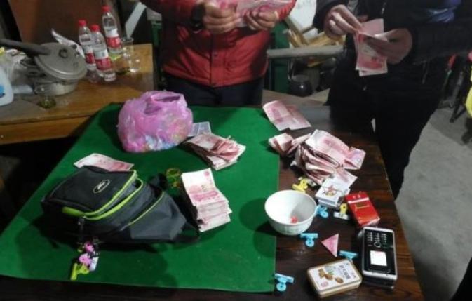 云南，一女子带2万多块到山上赌博，拿出2000块放赌桌上，另外18200块则藏在