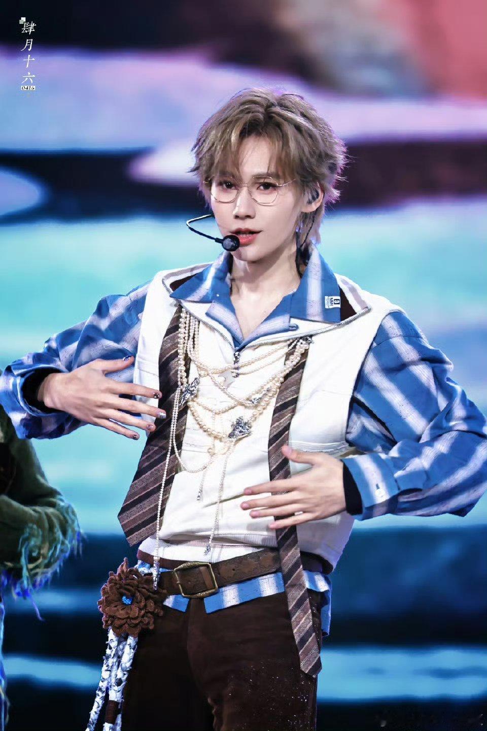 张真源灰缎西装daddy感，不是这个张真源怎么又帅又萌 啊 