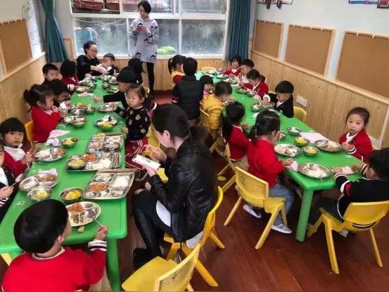 家长陪餐谁出钱？
哪敢让家长出啊，也不敢从学生帐上出。普遍做法是学校办公经费出，