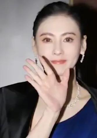 《母爱照亮成长》
谢霆锋的演唱会，竟意外映照出张柏芝作为母亲的辉煌篇章。

当谢