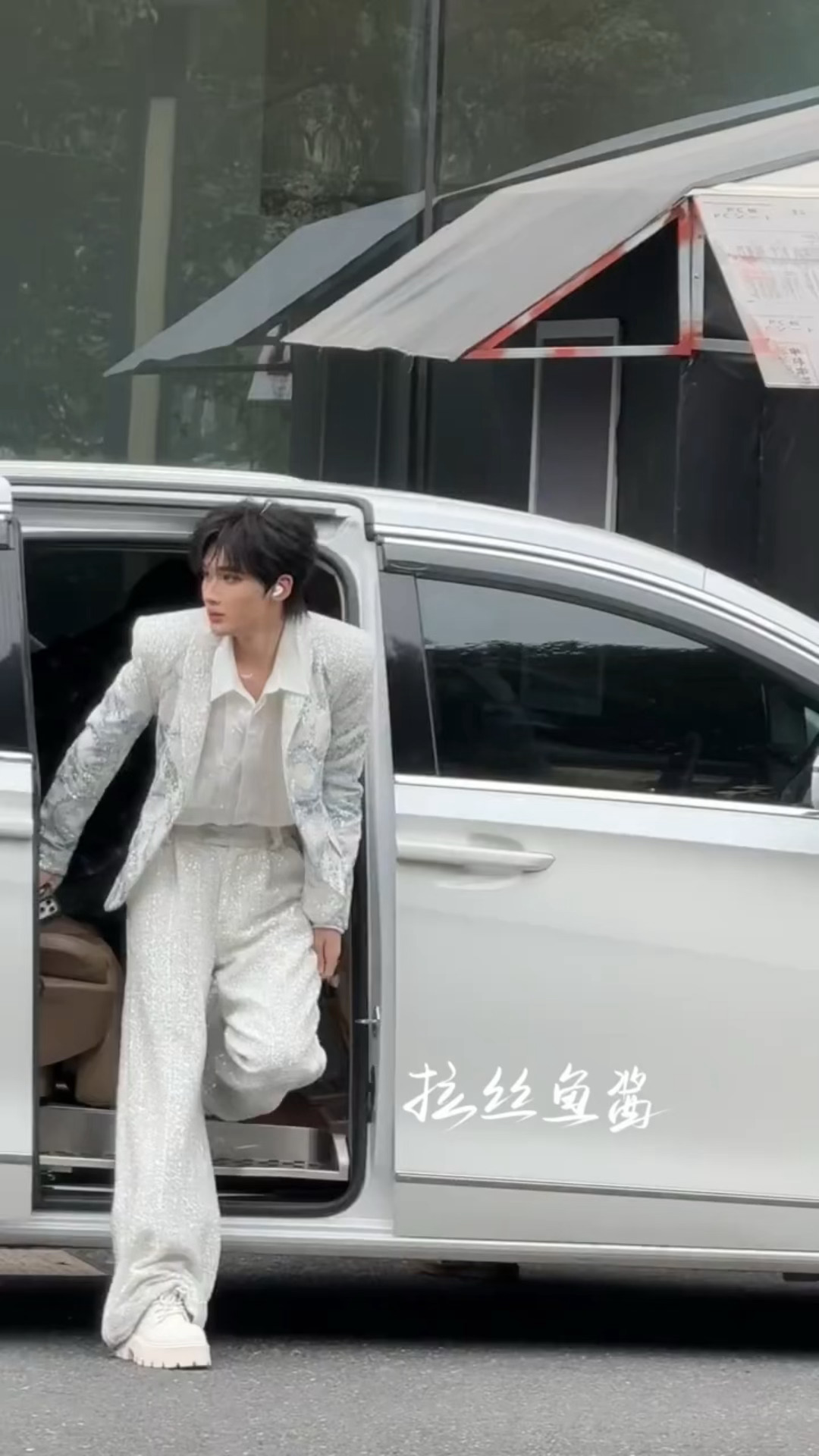 白西装小鱼上班！啊啊啊啊啊看把孩子冻的直缩脖子余宇涵冷到缩脖子余宇涵浙江卫视录制