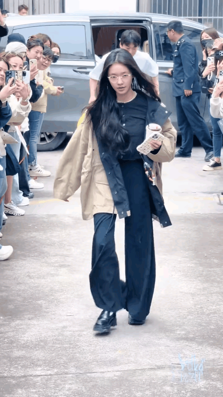 原来林允是这样走路的，乍看之下确实有点特别！网友们纷纷表示像发现了新大陆，毕竟很