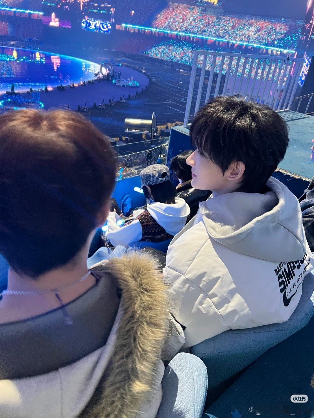 余宇涵去看张杰演唱会低调来看演唱会的余宇涵，干净又亮眼在张杰演唱会偶遇余宇涵