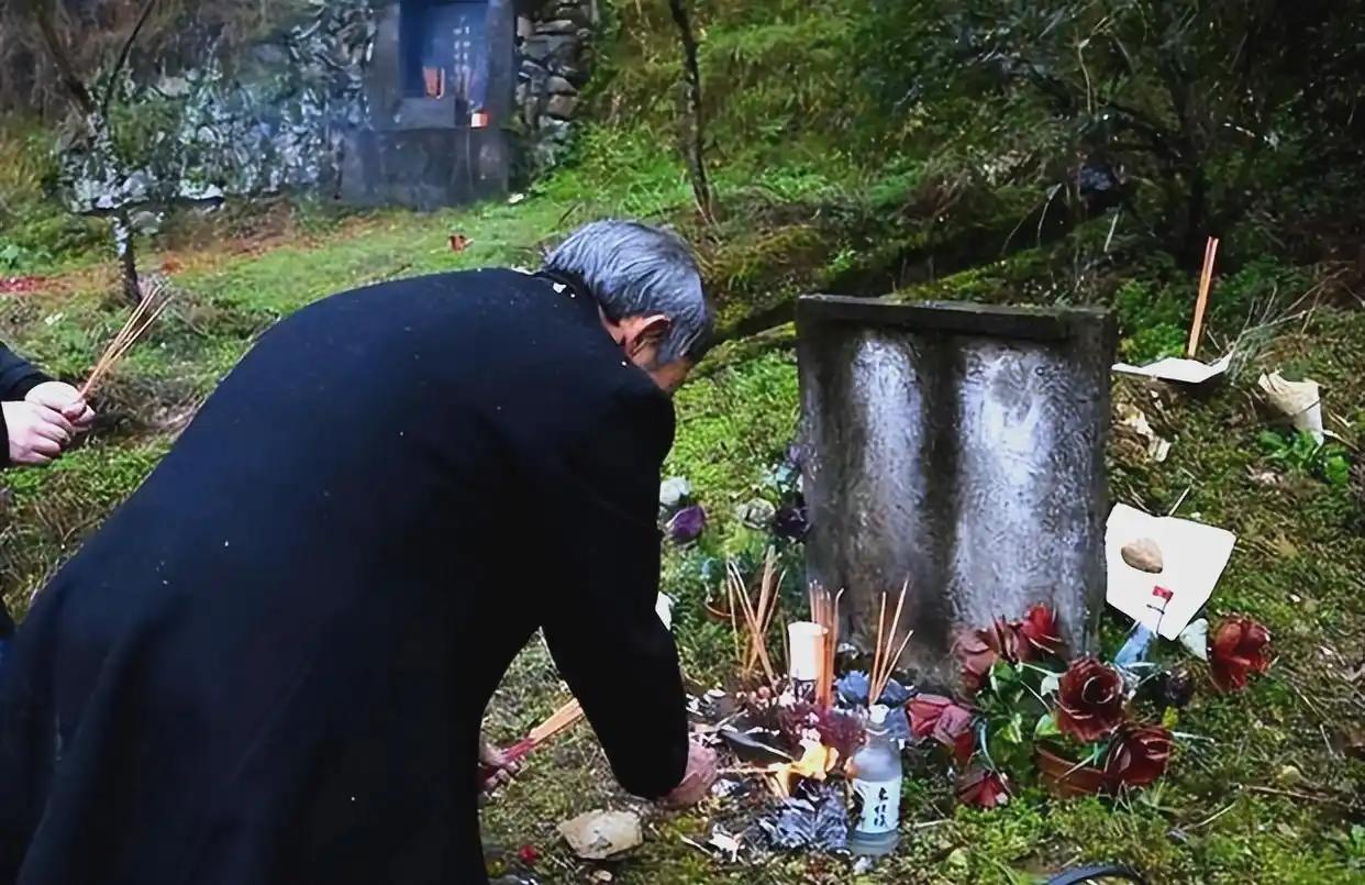 刚刚听了一个噩耗，邻居70多岁去上坟，因为山上路滑摔了一跤断了腿，现在连夜送到市