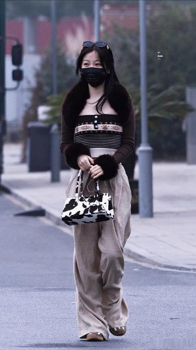 虞书欣拿小卡和粉丝换手机壳被虞书欣的温柔狠狠戳中！会主动回应粉丝的心意，用小卡交