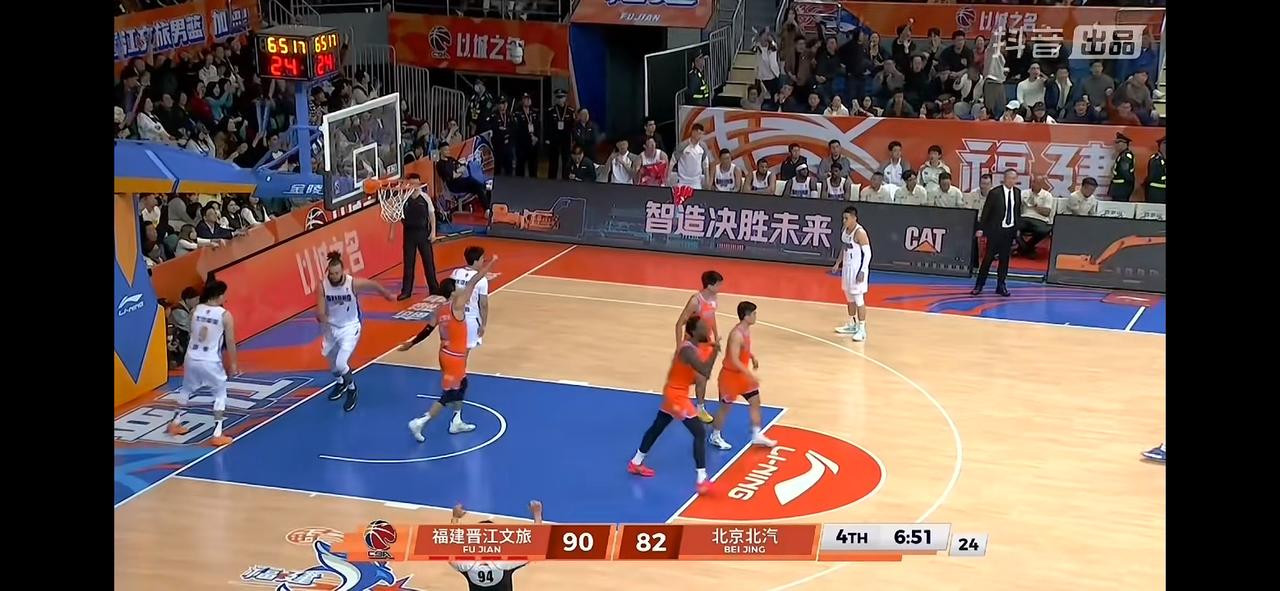 北汽队这哪是强队表现，被福建队打的嗷嗷叫。
各种烂投单打，毫无配合，发个球也发不