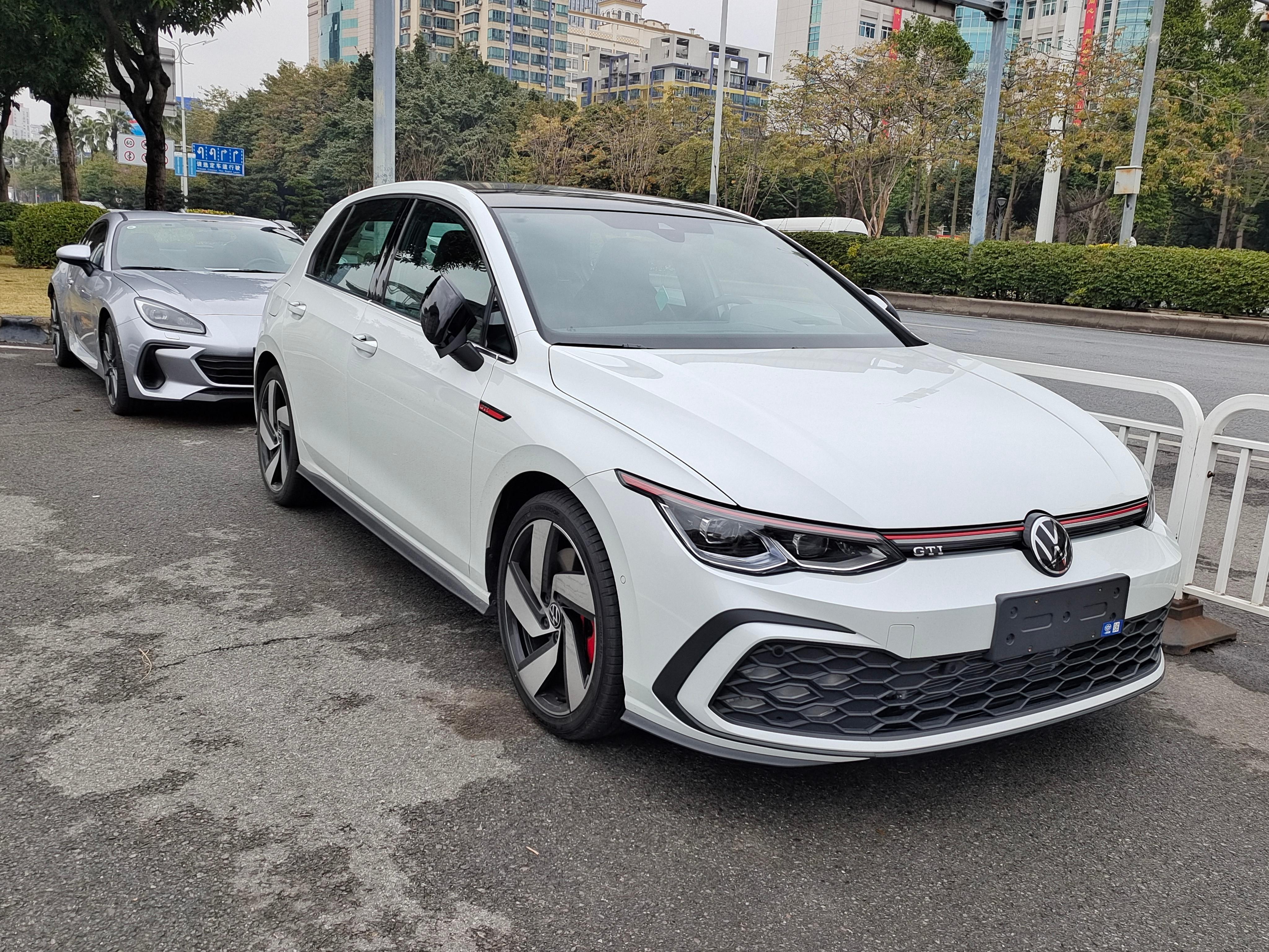 一个是2.0T 220PS的FF小钢炮，另一个是2.4 NA 235PS水平对置