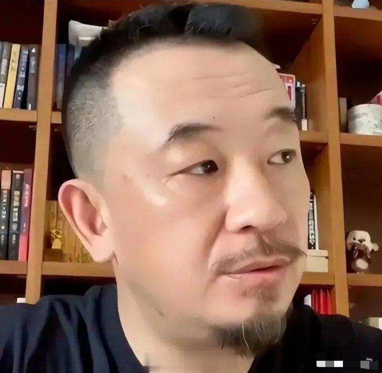 一次设局，因不同意某影视大佬的合作要求，于是便引他上钩。曾经的一线男演员黄海波，