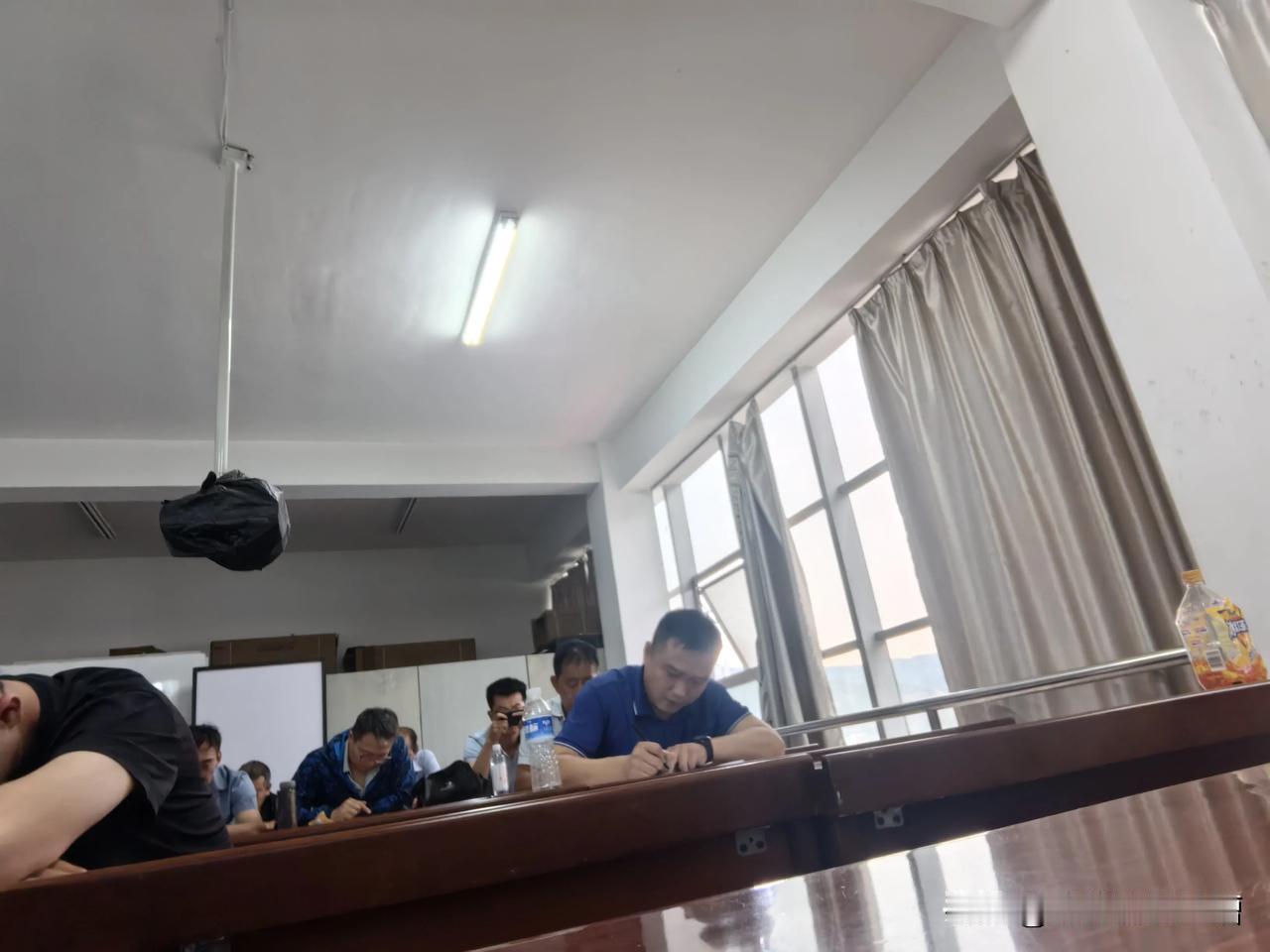 大清早煤矿就开始了，形式主义的学习，也没人讲课，就是让你写，把这些东西抄一遍，这