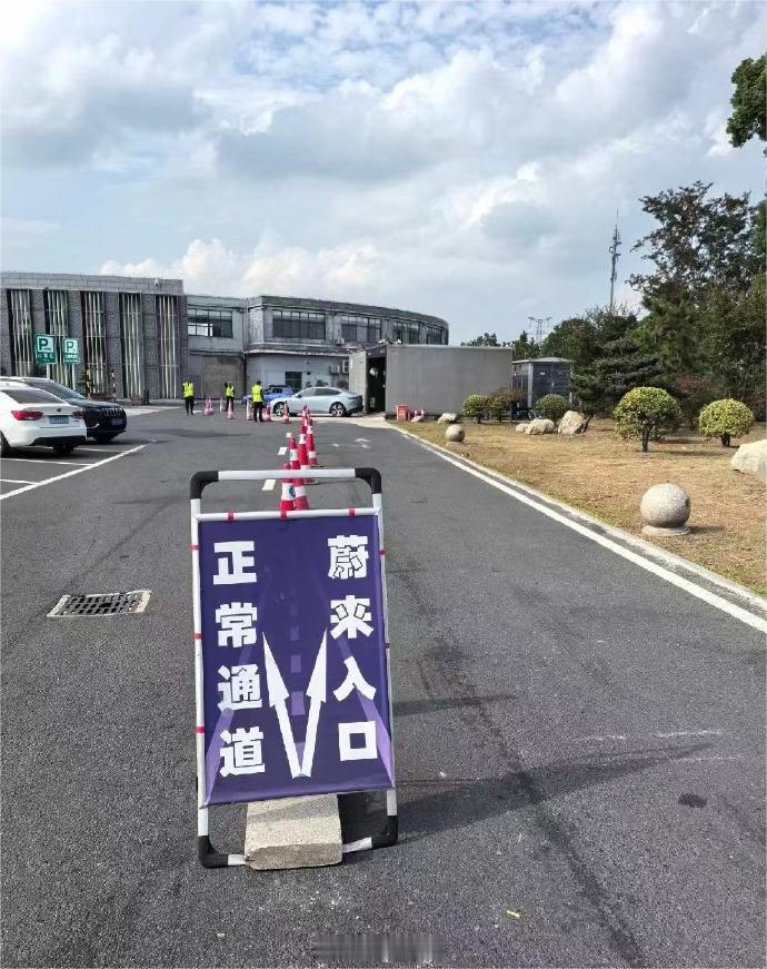 这两天这交通状况，大家对这个标识牌的感受肯定更深刻了~我是一直支持换电的，虽然起