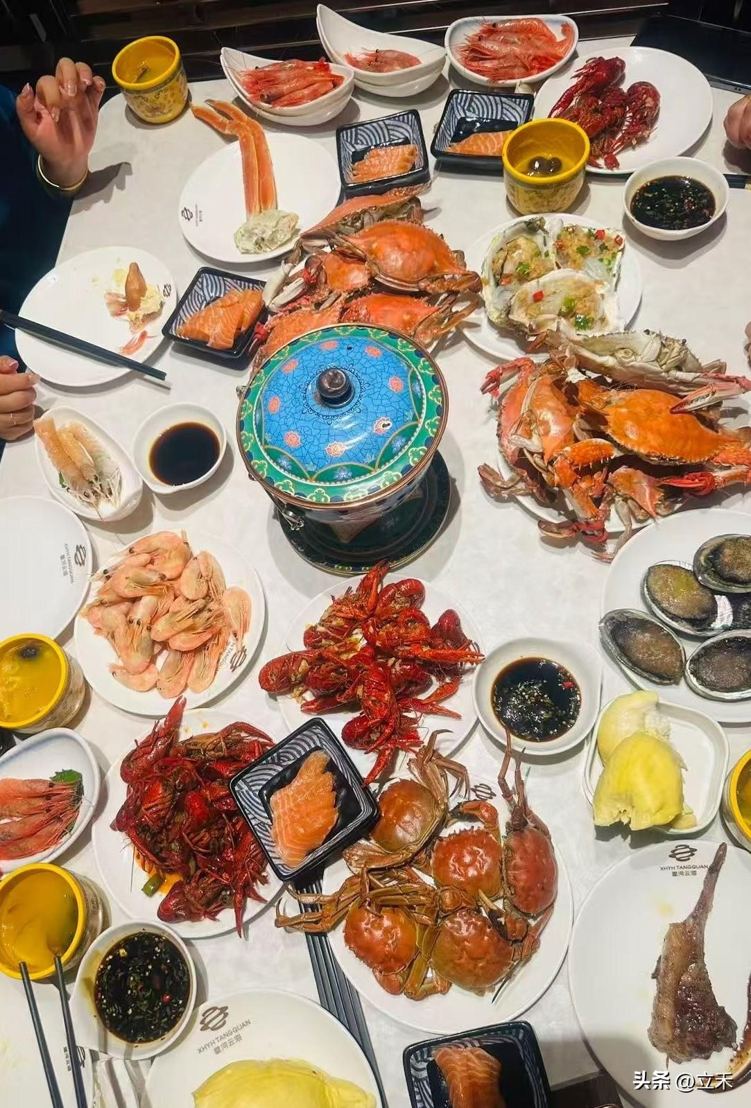 今天用一桌子好吃的招待同学，当然大部分美食还是海边的特产海鲜，今晚吃完饭的时间算