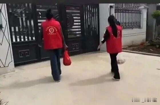 江苏沭阳一社区走访慰问家庭困难老人，慰问的困难老人住装修不错的大房子，院子还设置