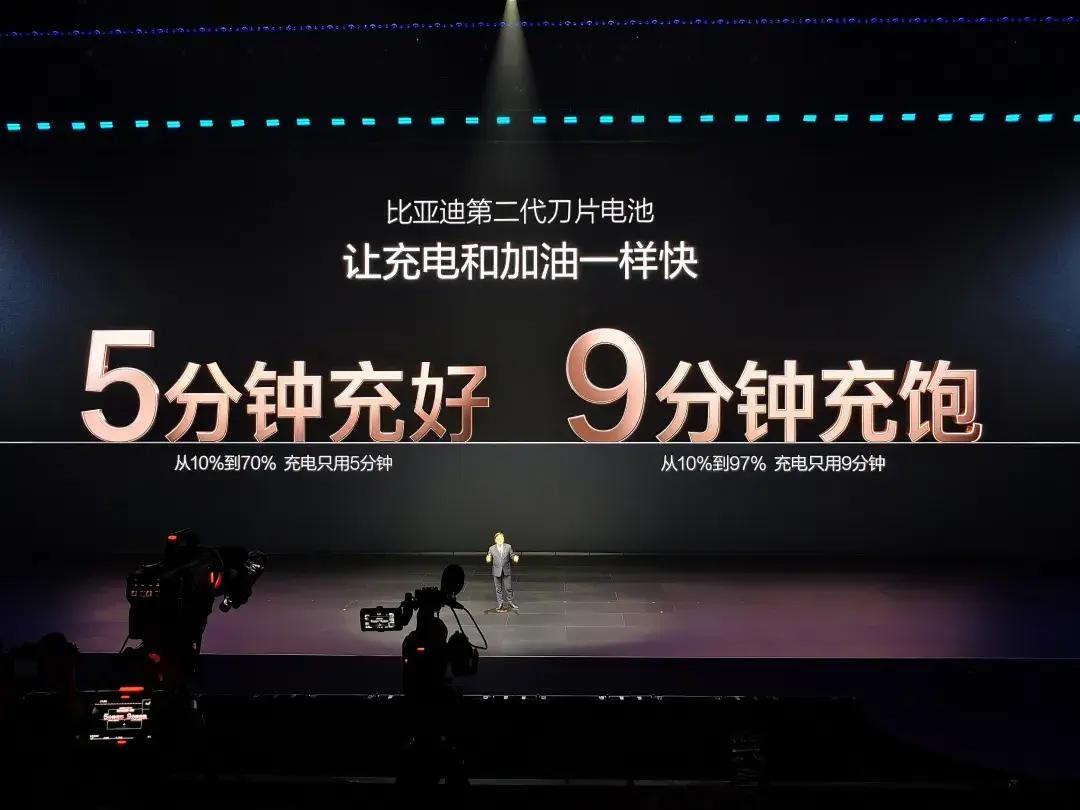 比亚迪二代刀片电池全面进化：又快又安全

那些质疑闪充影响电池寿命的，恐怕忘了比