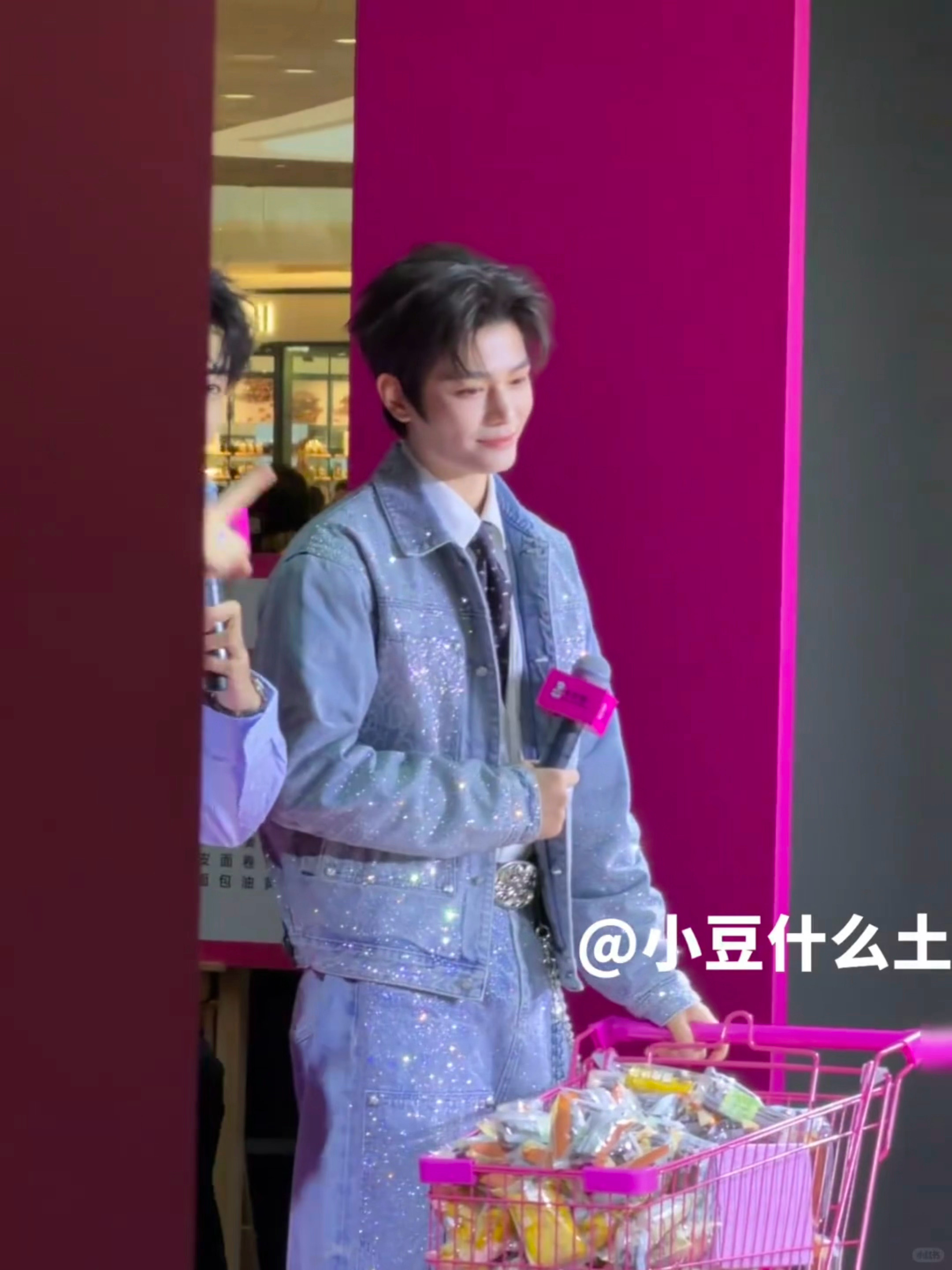 纯路人镜头下的丁禹兮生图……帅麻了 