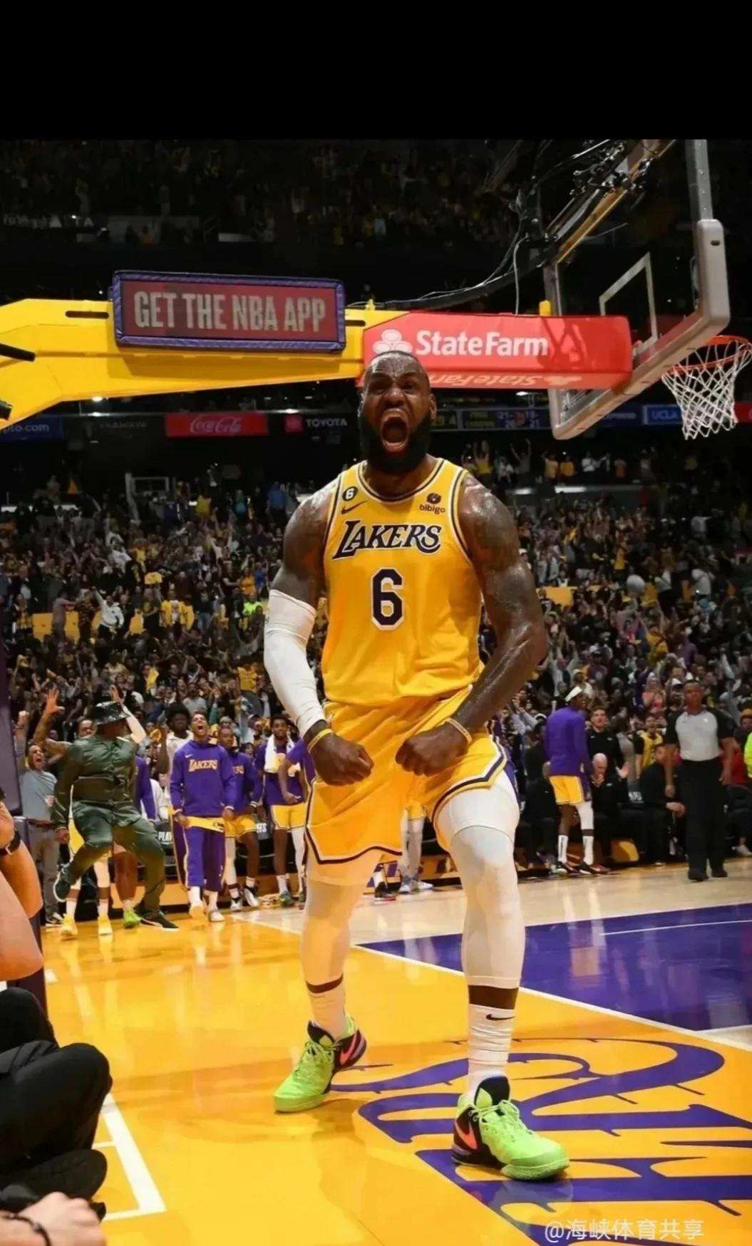 湖人下赛季想要成功复仇掘金，以下是可能的三笔交易设想：
 
1. 引进一位优质 