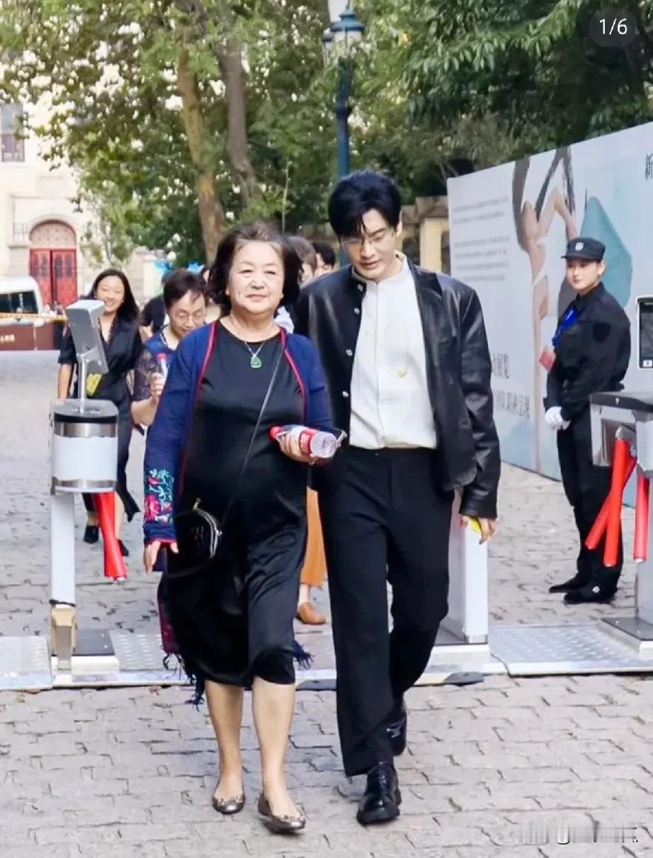 黄晓明还真是个大孝子对妈妈照顾有加，你看他搀扶着妈妈，就像小时候妈妈护着他一样，