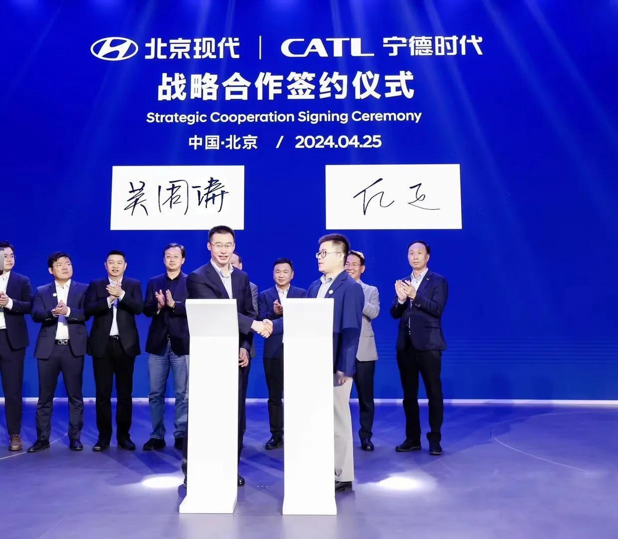 今年的SUV市场可谓是风云变幻，而即将上市的北京现代第五代胜达无疑成为了焦点。这