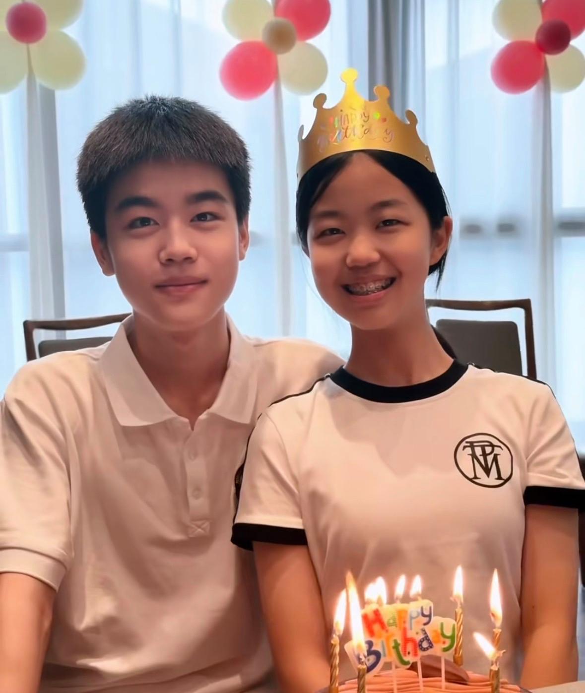 韩昊霖为妹妹庆生，妹妹脸上还有稚气，但韩昊霖俨然一副小大人的模样，打小就局里局气