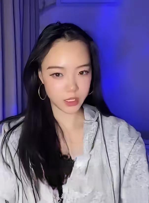 一名华裔女子在视频中表示；西方人之所以总是歧视看不起中国人，是因为中国人对他们太