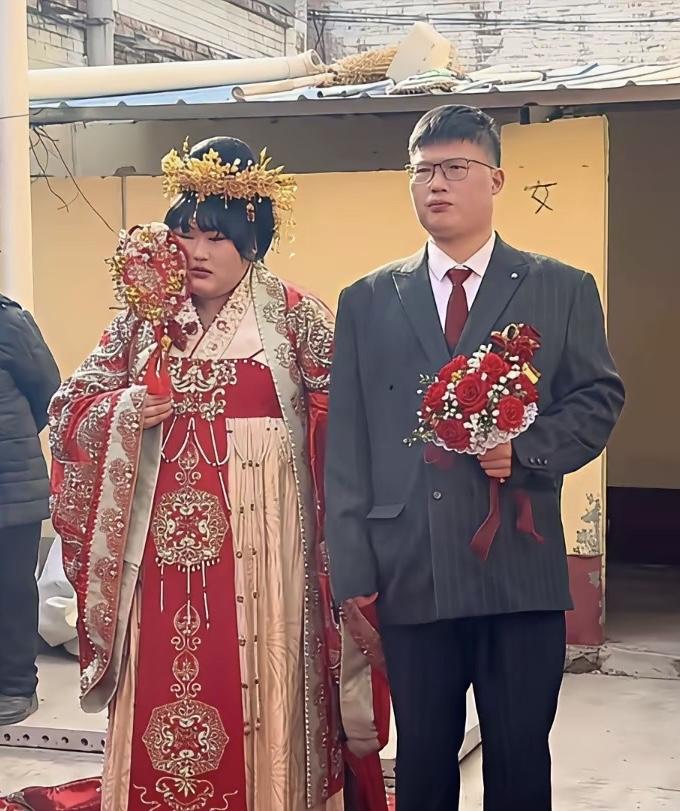 大衣哥朱之文女儿朱雪梅大婚，这场婚礼没有奢华排场，却因一个细节引爆全网——新人走