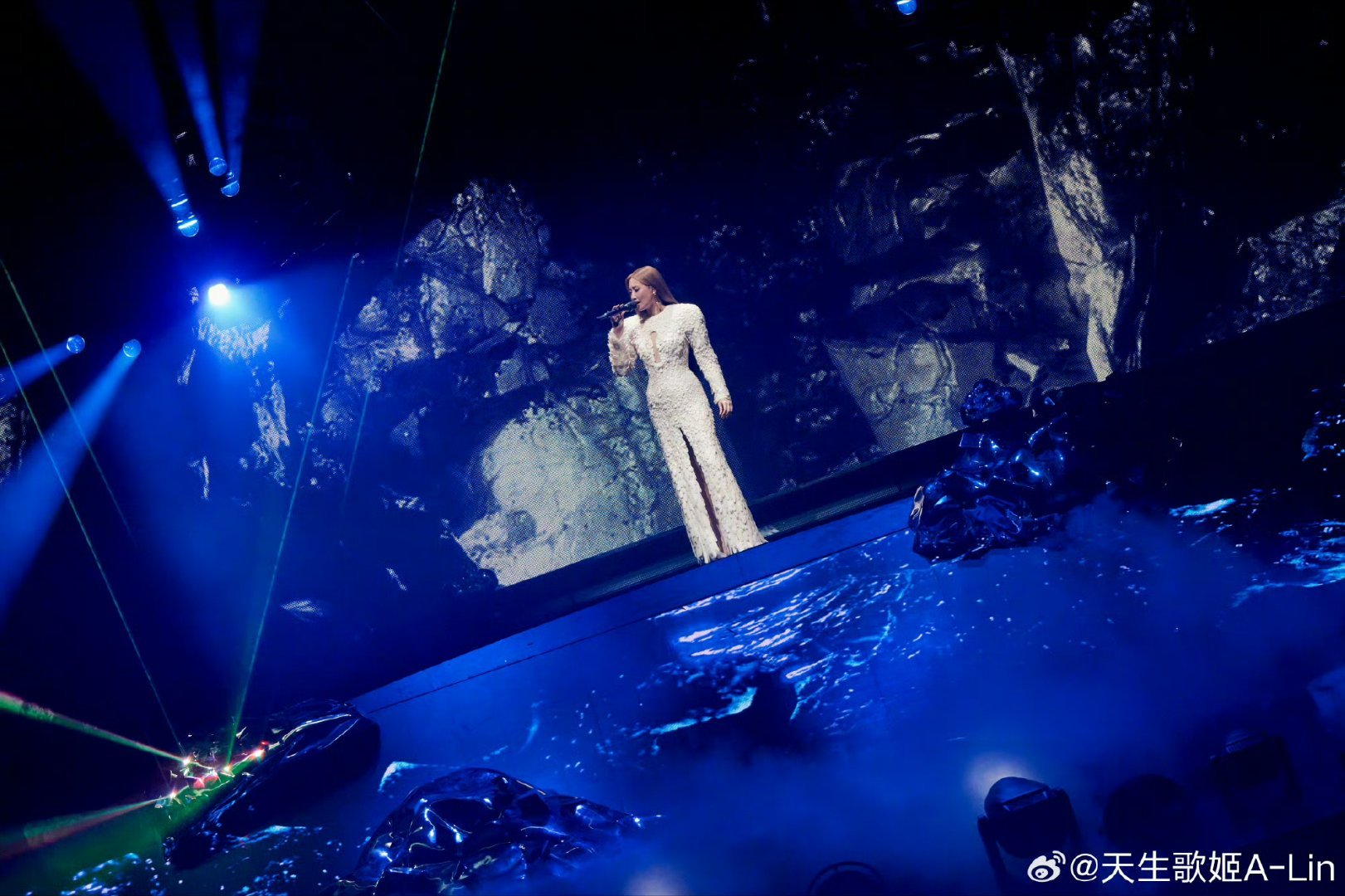 李佳薇ALin对抗路合唱我应该在ALin的演唱会而不是在上班呜呜呜平等羡慕每一个