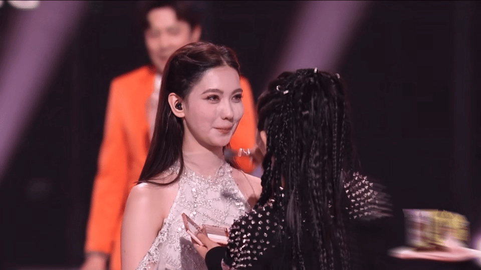 谢娜给香奈儿补妆谁没被谢娜的贴心戳到啊！作为《让我来唱》总决赛的帮唱嘉宾，她看到