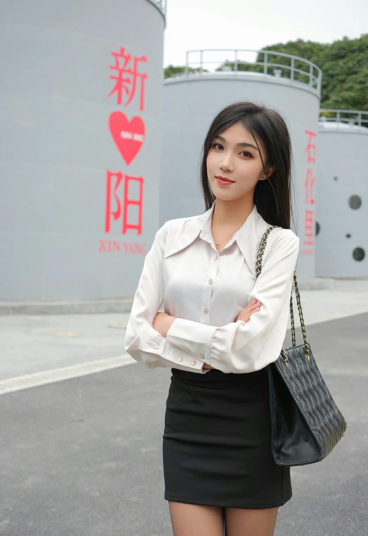 这套穿搭是干练轻熟的白衬衫黑裙通勤风，把职场利落感和精致女人味融合得很得体。白色