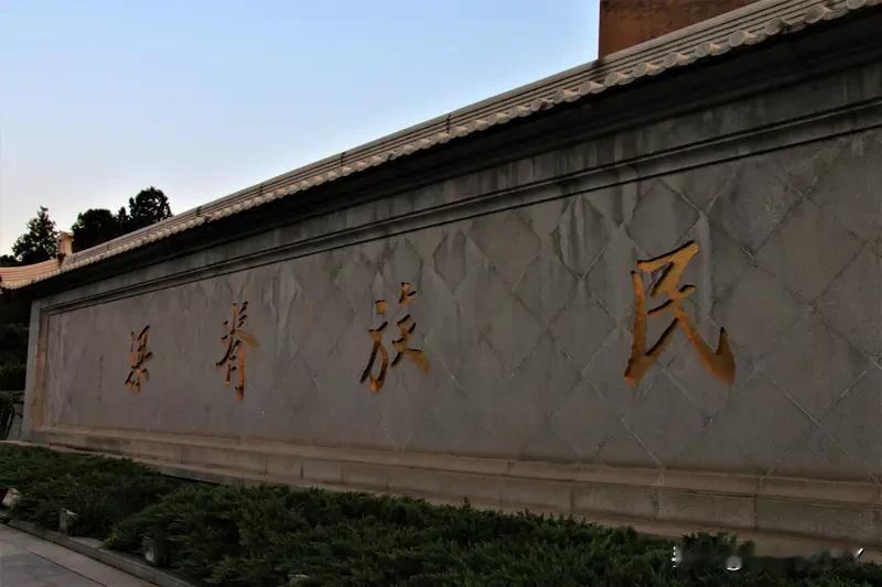 “民师的过往与现在”藏头词句：
民[比心]师往昔校园间
师[比心]教盈庭桃李繁