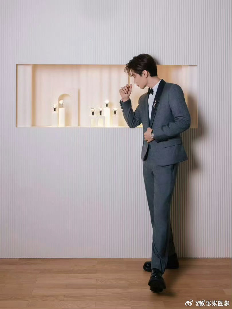 晚宴内场里的刘宪华 刘宪华这晚宴状态封神！贵气不刻意，优雅很自然，周身的温柔高级