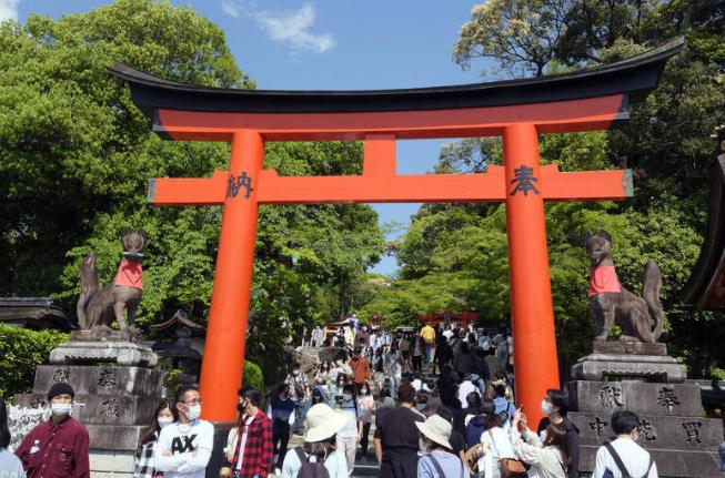 针对大陆昨提醒公民暂时避免前往日本，不少台湾网民叫嚣：“好消息”、“太好了，少了