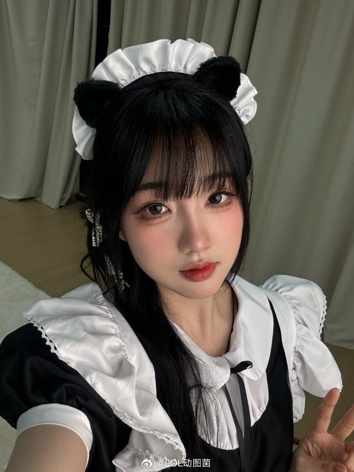 这谁顶得住？互动女主持人十月分享女仆装自拍：双开门咖啡甜心~2026LPL 英雄