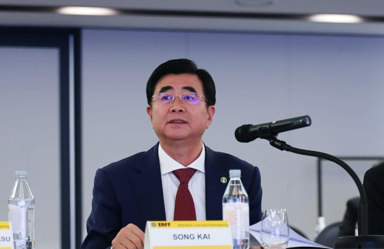 中国足协这回，总算干了件让球迷拍手称快的实事。 

足协主席宋凯直接拍板，一刀砍