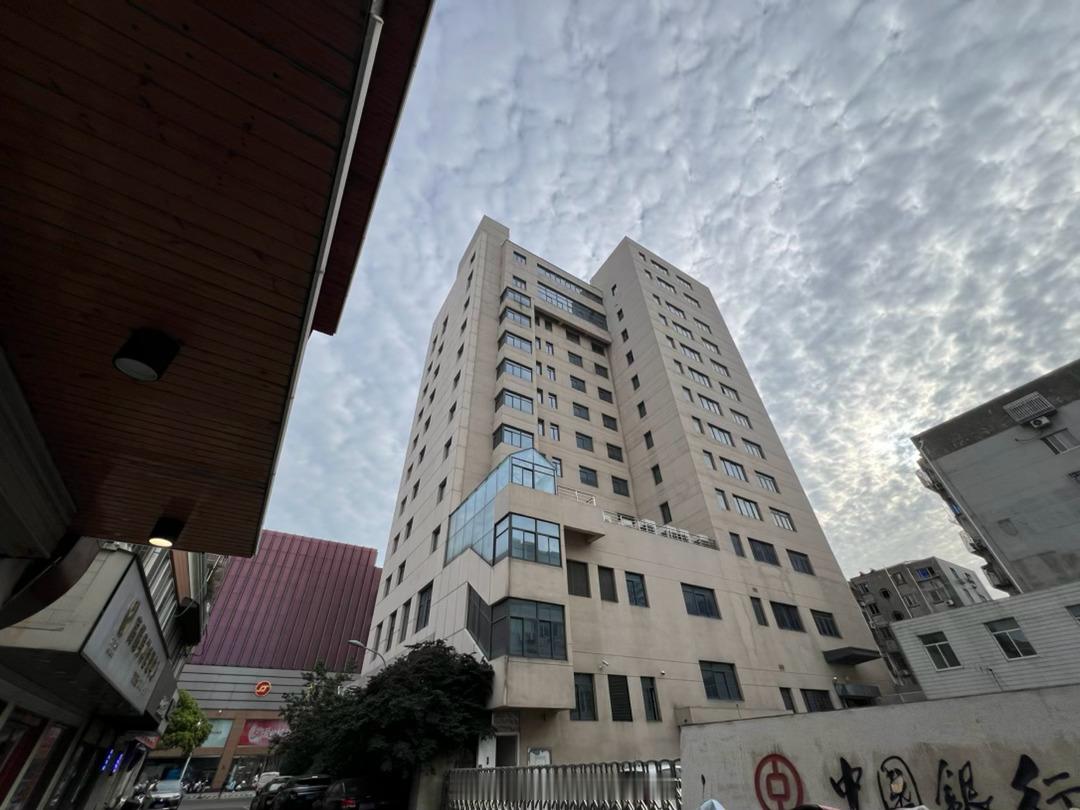 苏南商厦对面巷子里，看见土杂小区老房子的模样 宜兴·新苏南商厦
