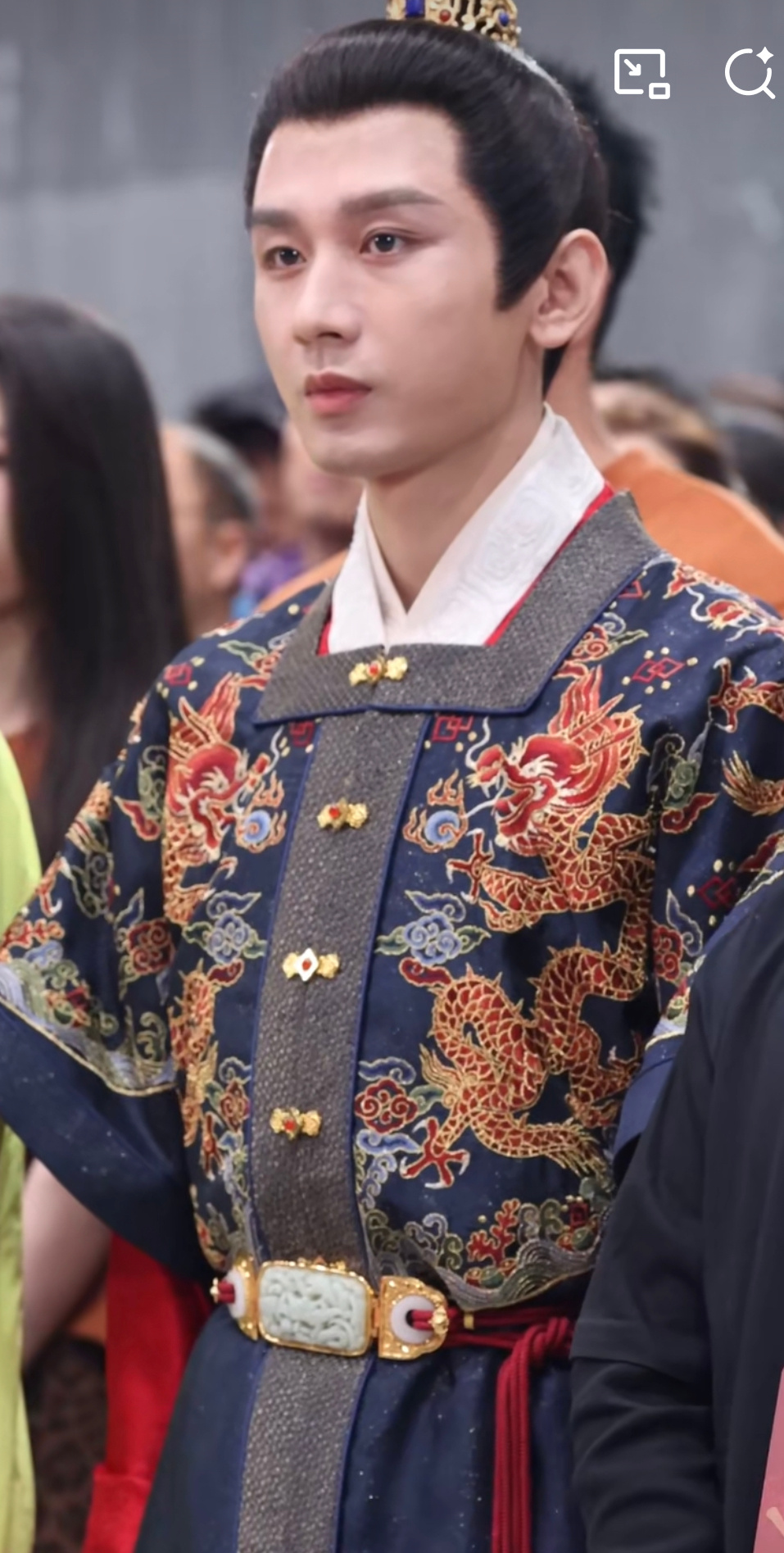 成毅现在弄的我越来越不敢认了真的很像那个。。 ​​​
