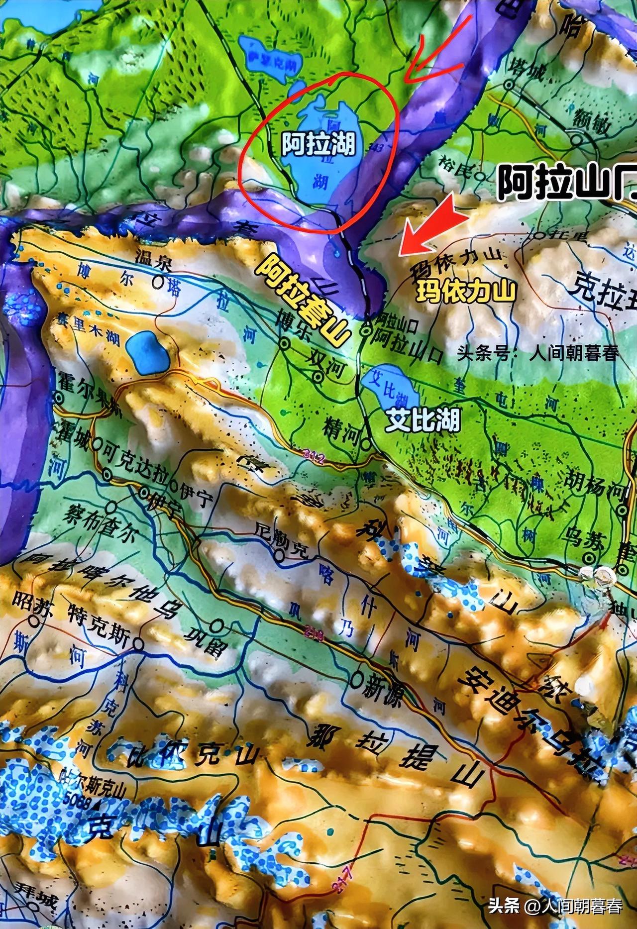 最近驾车从新疆塔城段（博乐至塔城方向）途中，看见对面哈萨克斯坦一侧有一个巨大的湖