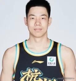 从赢5分到惨败19分！看看资深篮球人怎么评价
 
男篮对阵乌拉圭两场热身赛判若两
