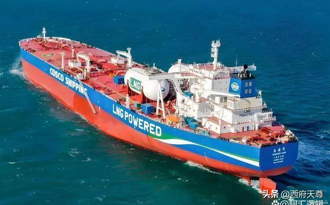 伊朗这次真的没怂，直接就对着悬挂美国旗的油轮开火了！消息是路透社报道的，当地时间