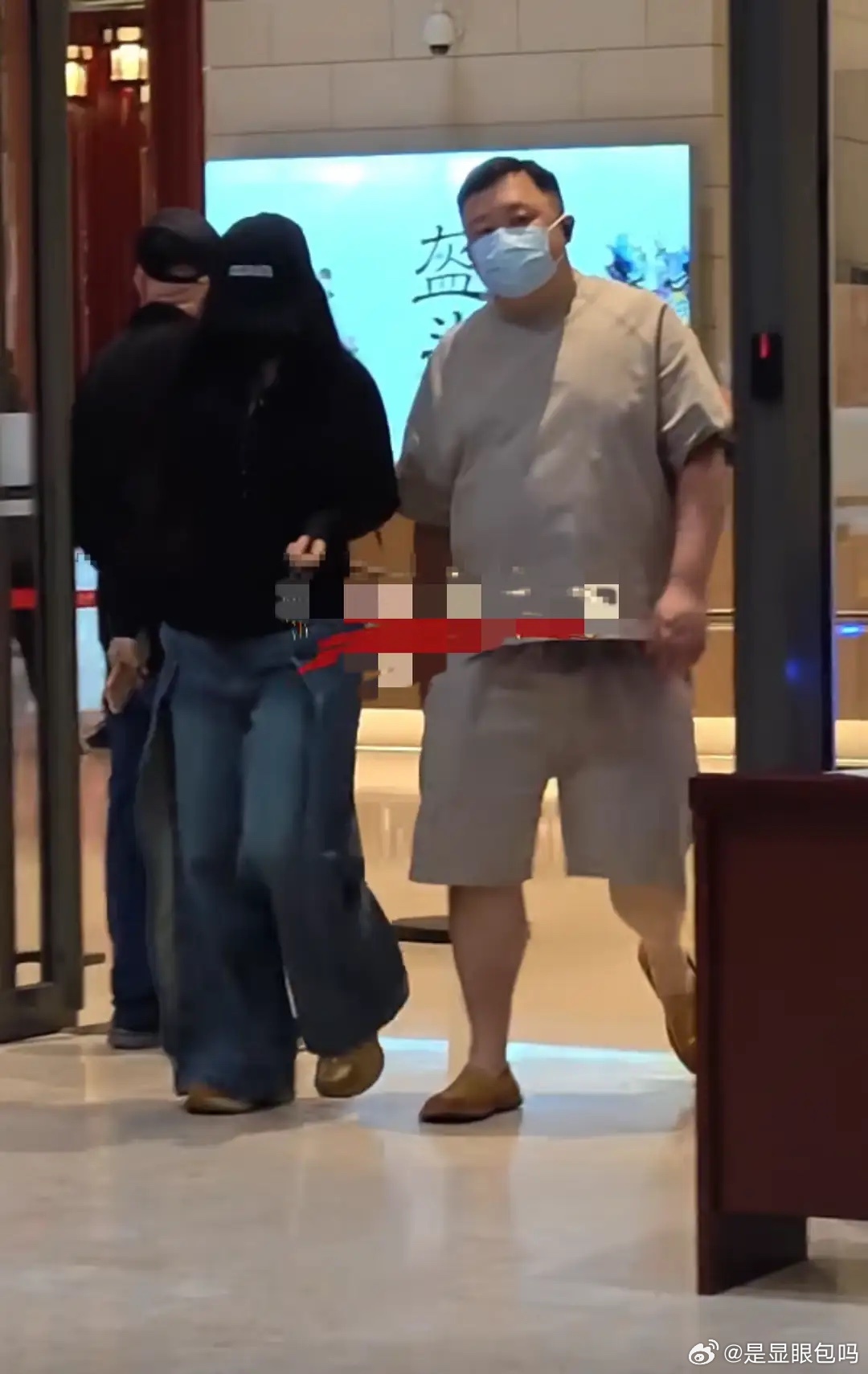 阎鹤祥夫妇看话剧，陪老婆坐完月子胖到200斤，穿的像在澡堂子！ 