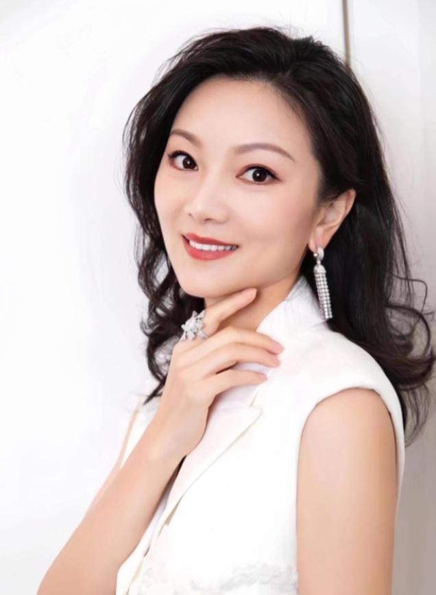 1999年，18岁的陈婷正在上课时，突然感觉一阵恶心呕吐，同桌问她：“你怎么啦？