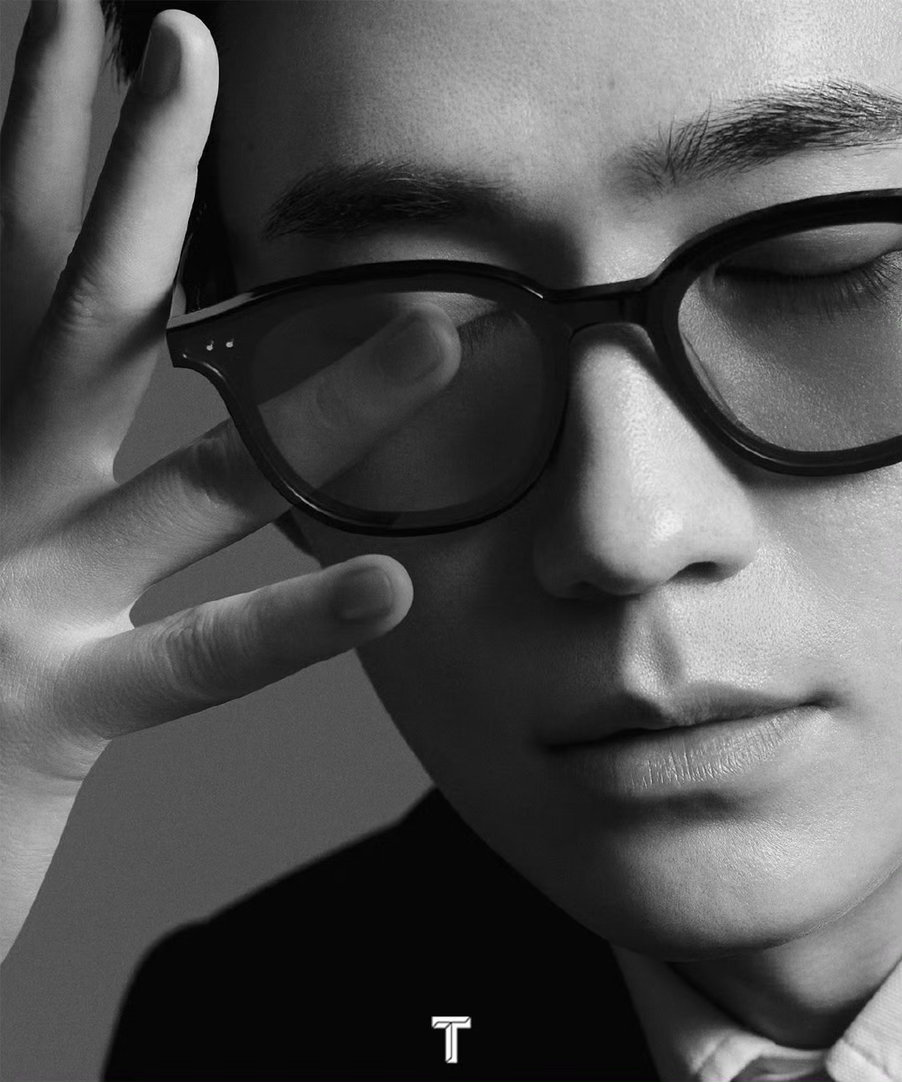 酷酷的脸 圆圆的指甲 