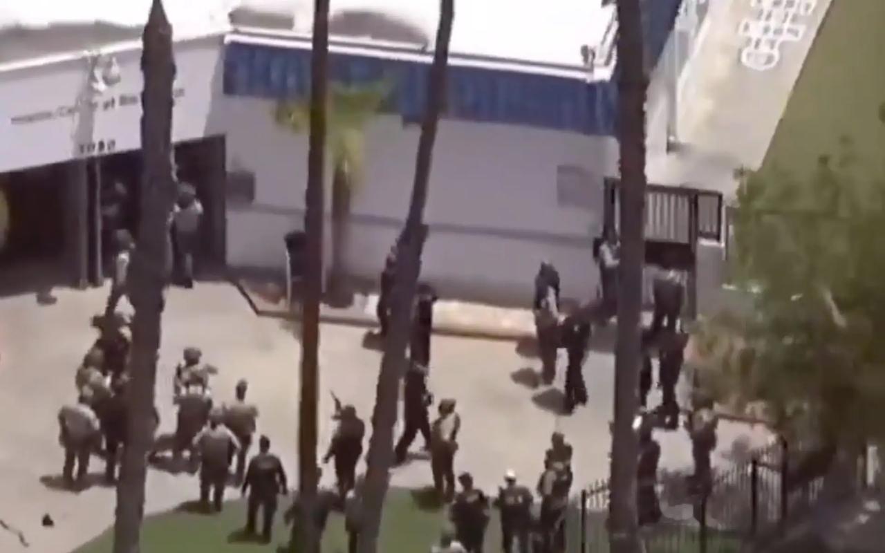 【加州一清真寺发生枪击案：两名青少年嫌犯枪杀3人后，在车内自杀身亡】

美国加利