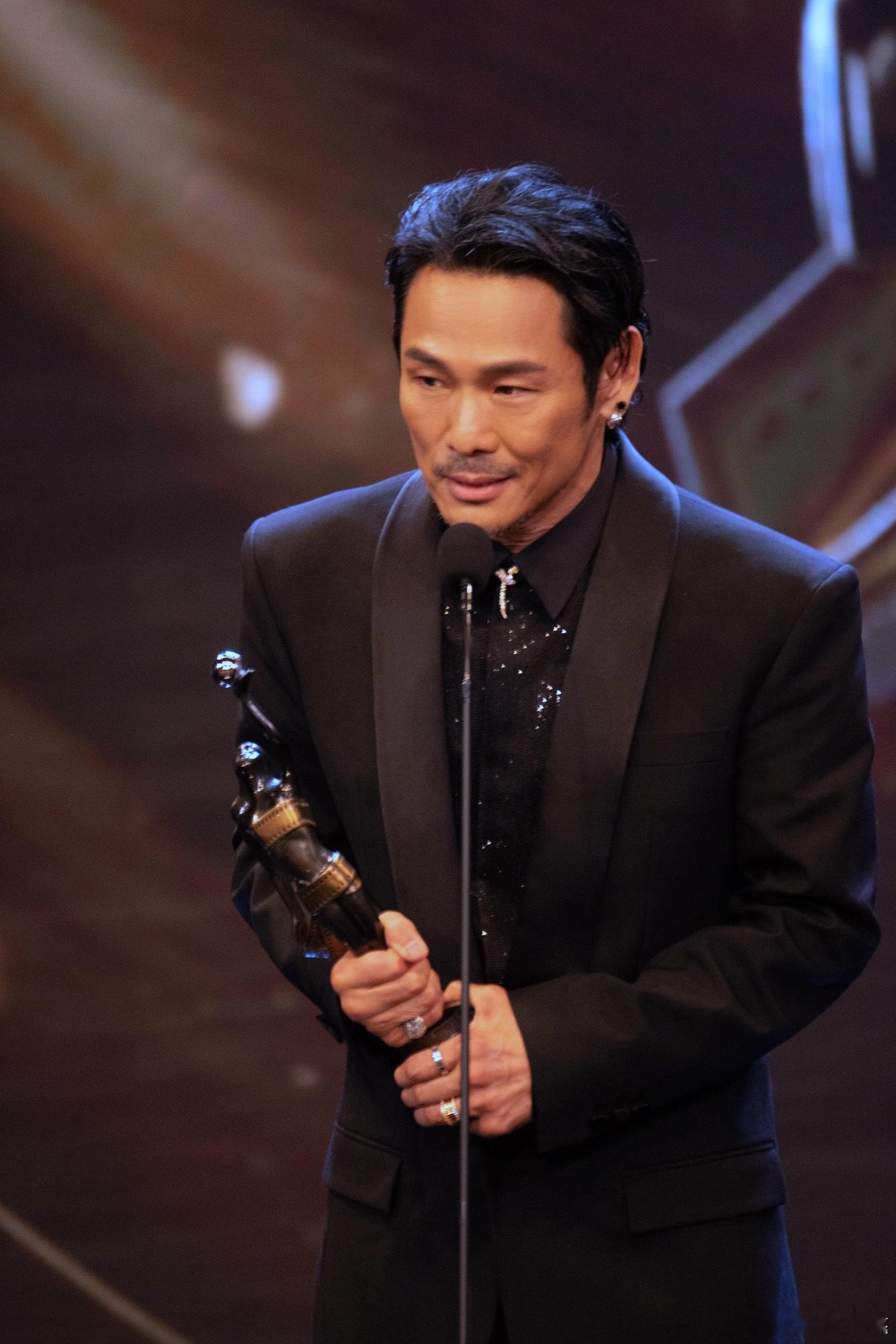 杜德伟回应获金像奖最佳男配 杜德伟回应获金像奖最佳男配：我在 1985 年以歌手