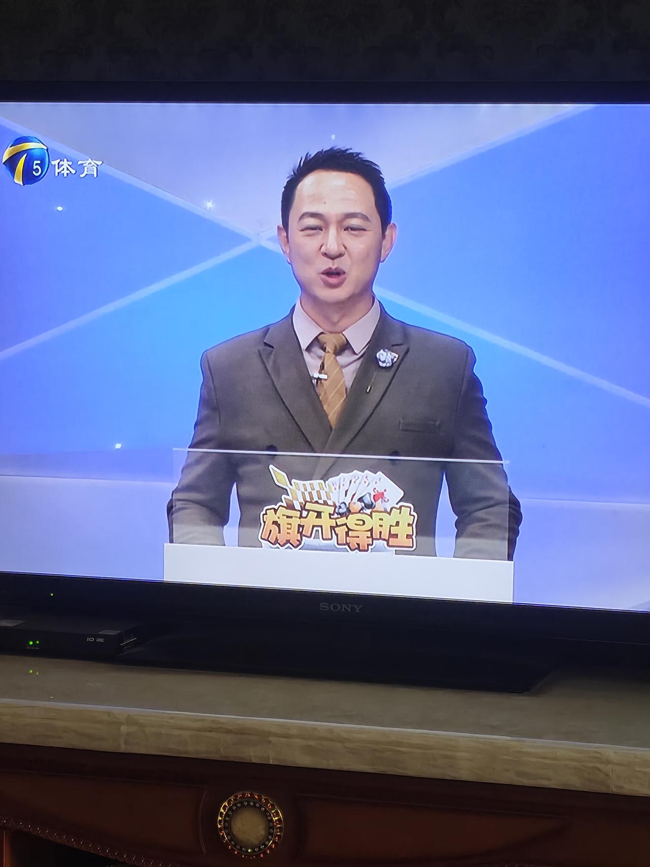 天津电视台的斗地主节目最近怎么回事，一会儿一个主持人，一会儿两个主持人？

这看
