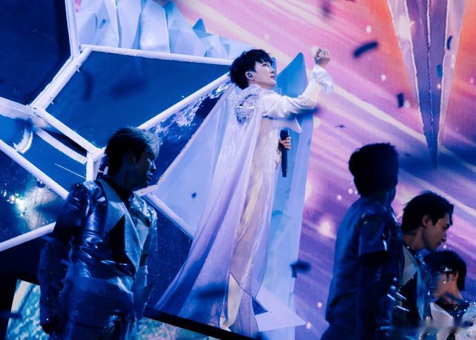 周深靠用力地鞠躬把眼泪甩掉柔软的人永远自带光芒！周深唱完收尾曲情绪满溢，《地球没