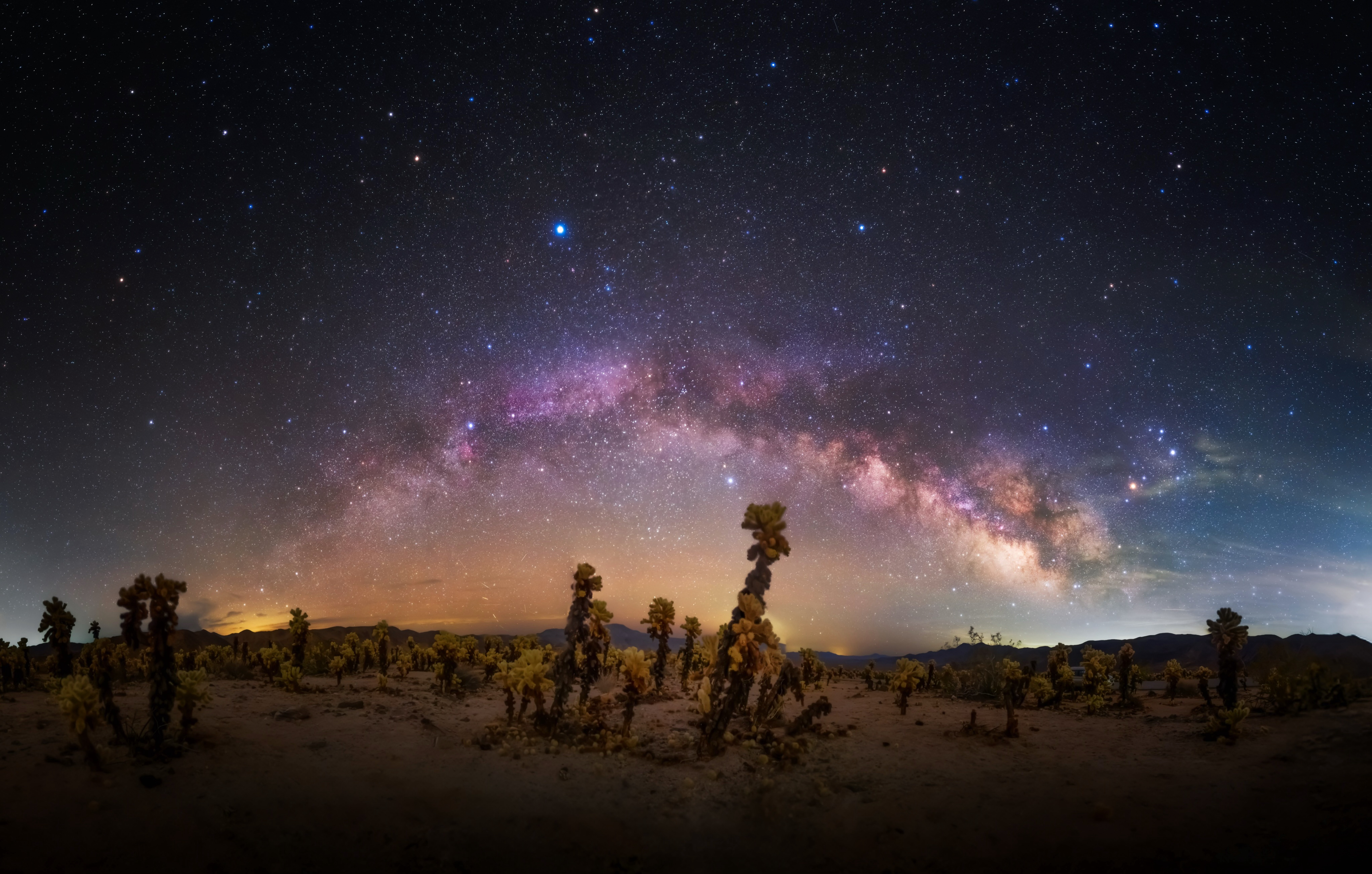 一亿像素星空·陆地上的珊瑚海✨这条光带横跨了乔拉仙人掌林的荒原，我在美国西部用1