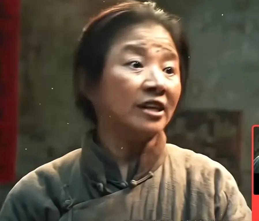 《生万物》迟蓬火了。
不是她演技有多炸裂，也不是形象有多么高大上。
实在是因为她